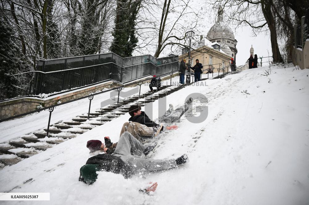 Slip Under Snow in Montmartre - Paris