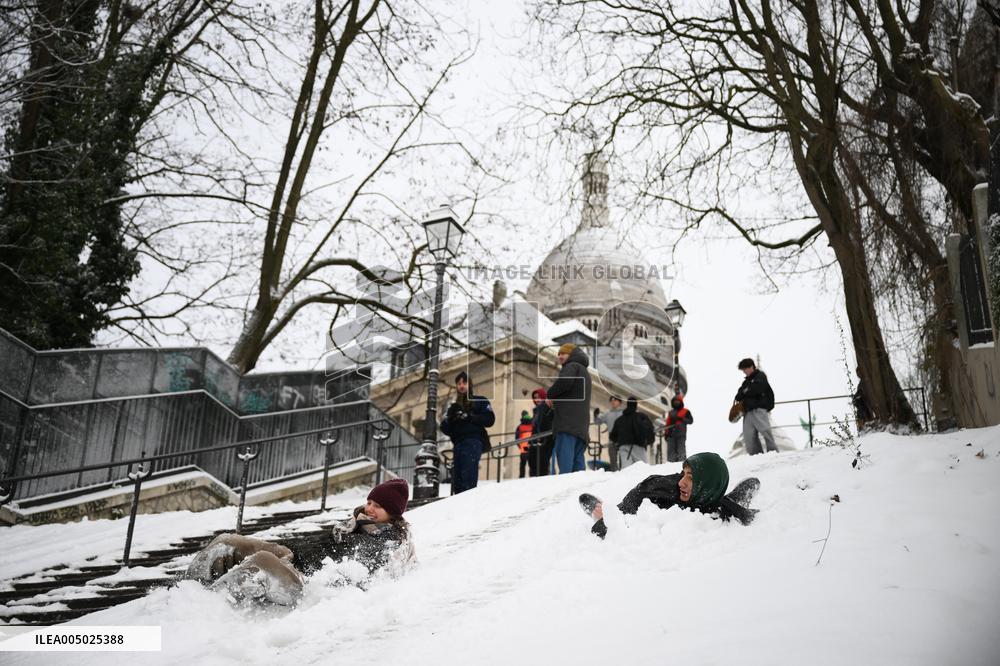Slip Under Snow in Montmartre - Paris