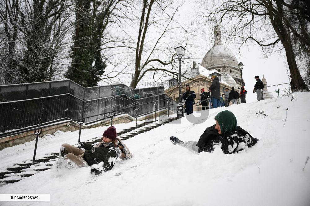 Slip Under Snow in Montmartre - Paris