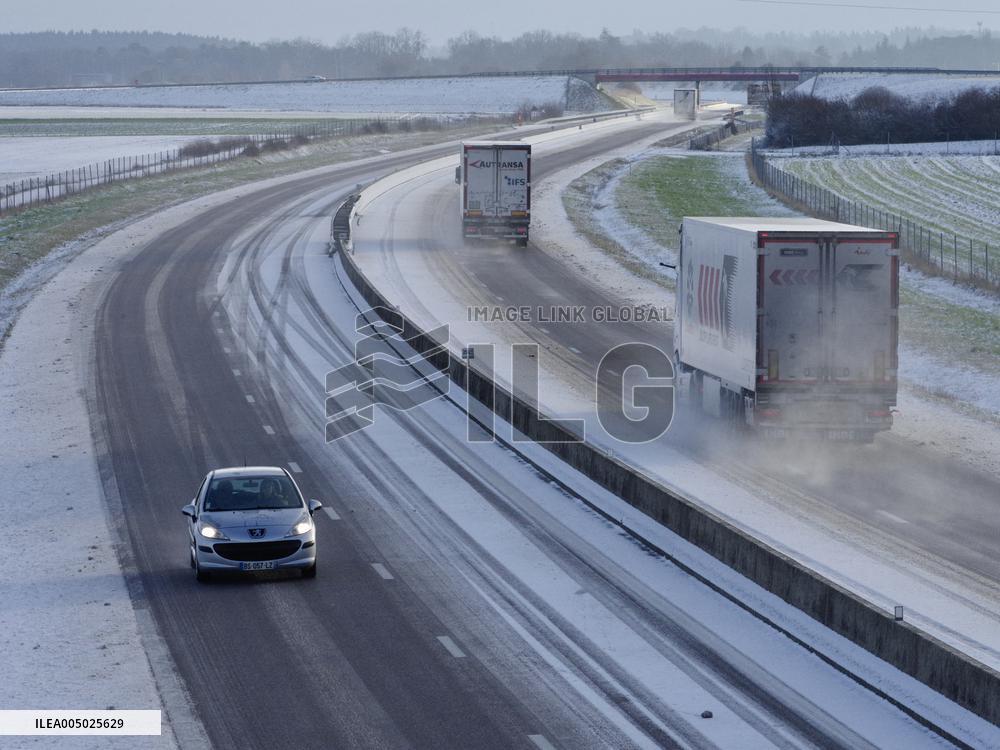 Traffic on the A28 during snowfall - Franqueville