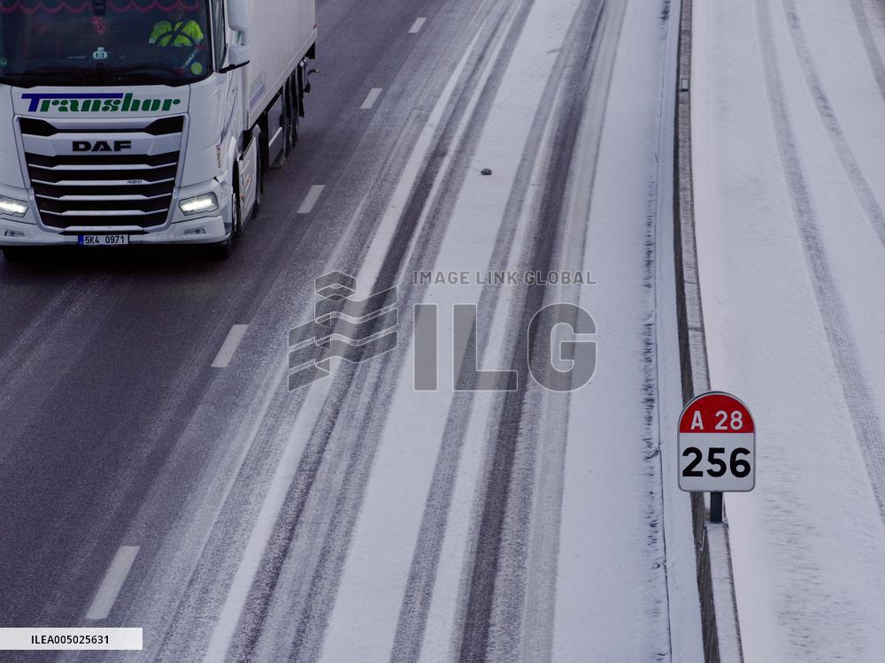 Traffic on the A28 during snowfall - Franqueville