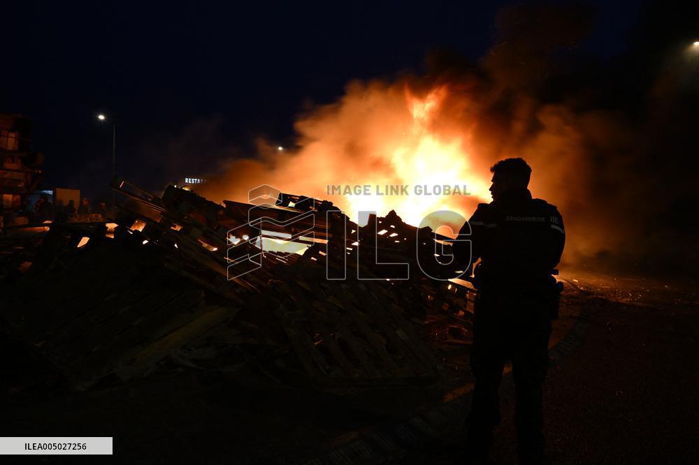 Farmers Block Roundabout Near A61 in Castelnaudary