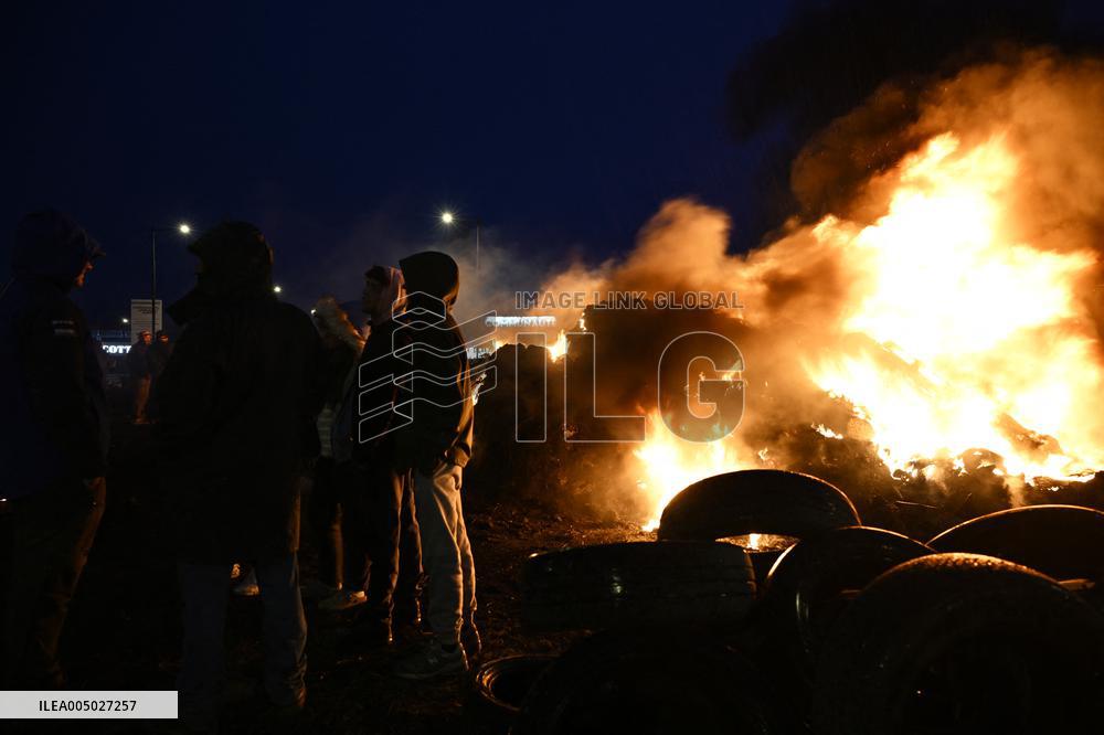 Farmers Block Roundabout Near A61 in Castelnaudary