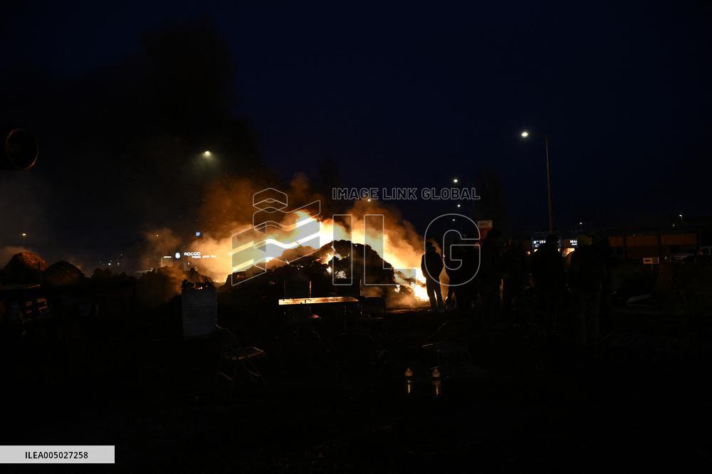 Farmers Block Roundabout Near A61 in Castelnaudary