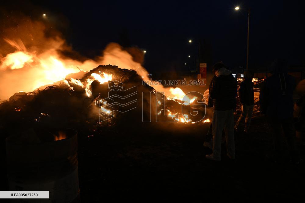 Farmers Block Roundabout Near A61 in Castelnaudary