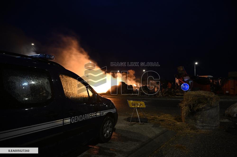 Farmers Block Roundabout Near A61 in Castelnaudary