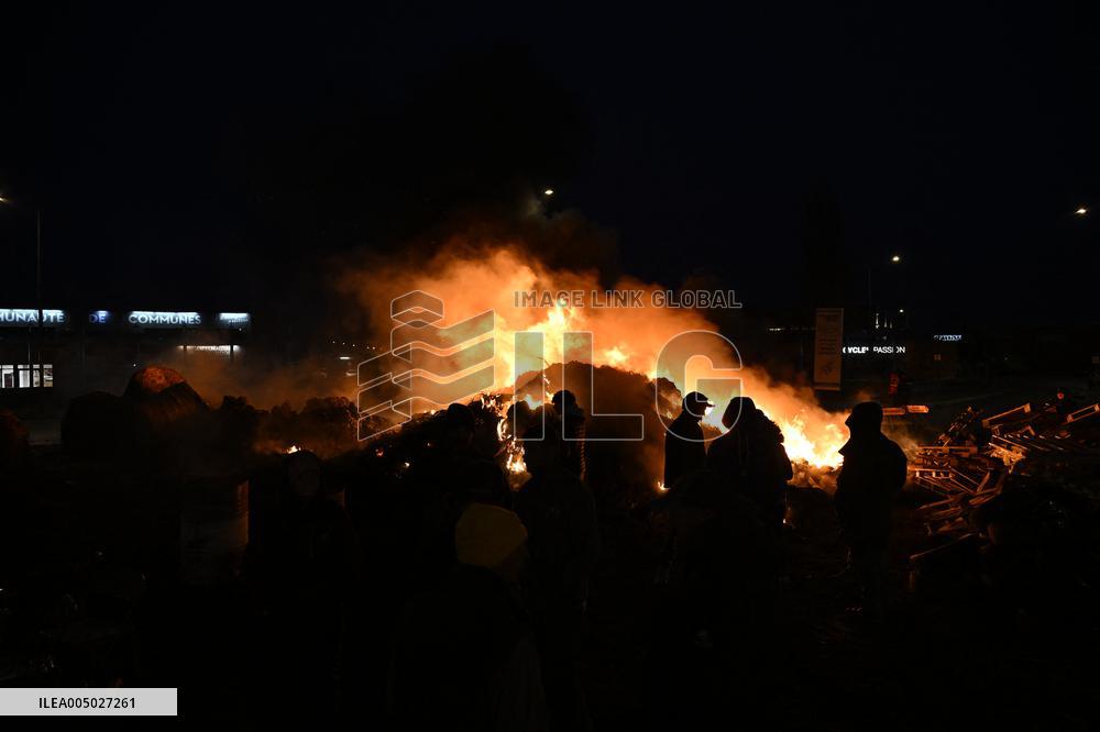 Farmers Block Roundabout Near A61 in Castelnaudary