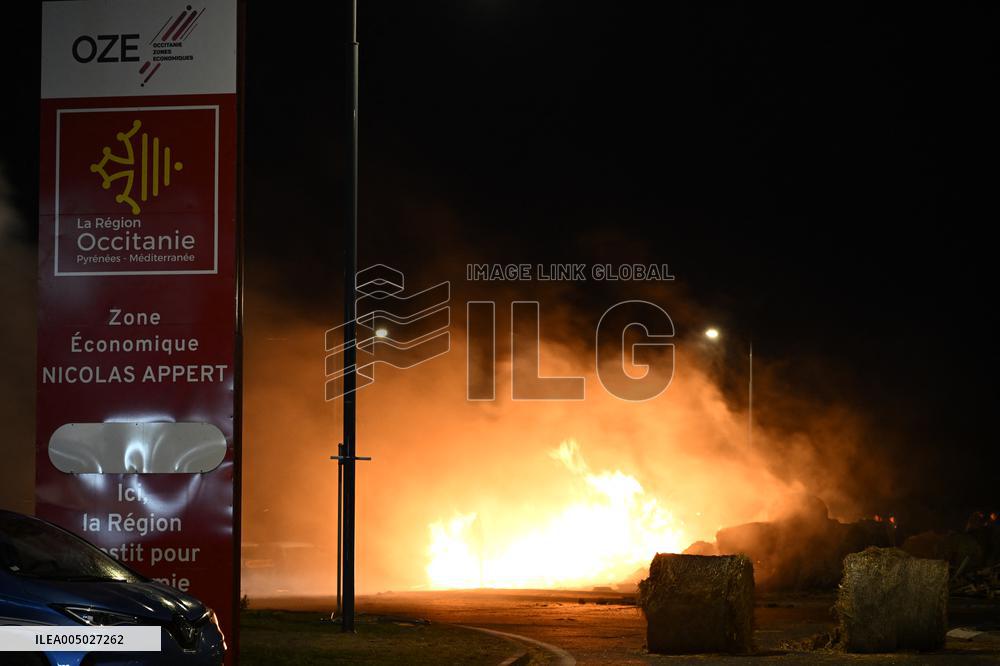Farmers Block Roundabout Near A61 in Castelnaudary