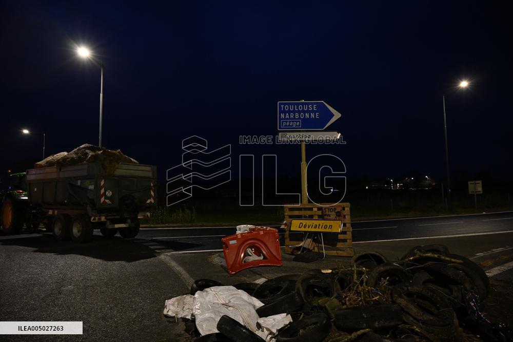 Farmers Block Roundabout Near A61 in Castelnaudary