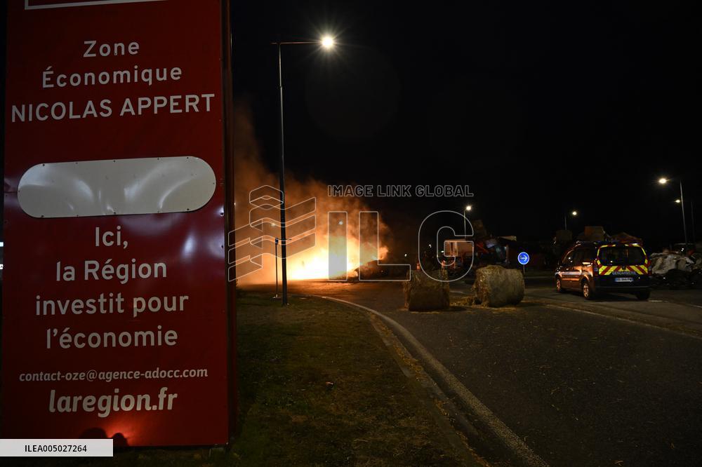 Farmers Block Roundabout Near A61 in Castelnaudary