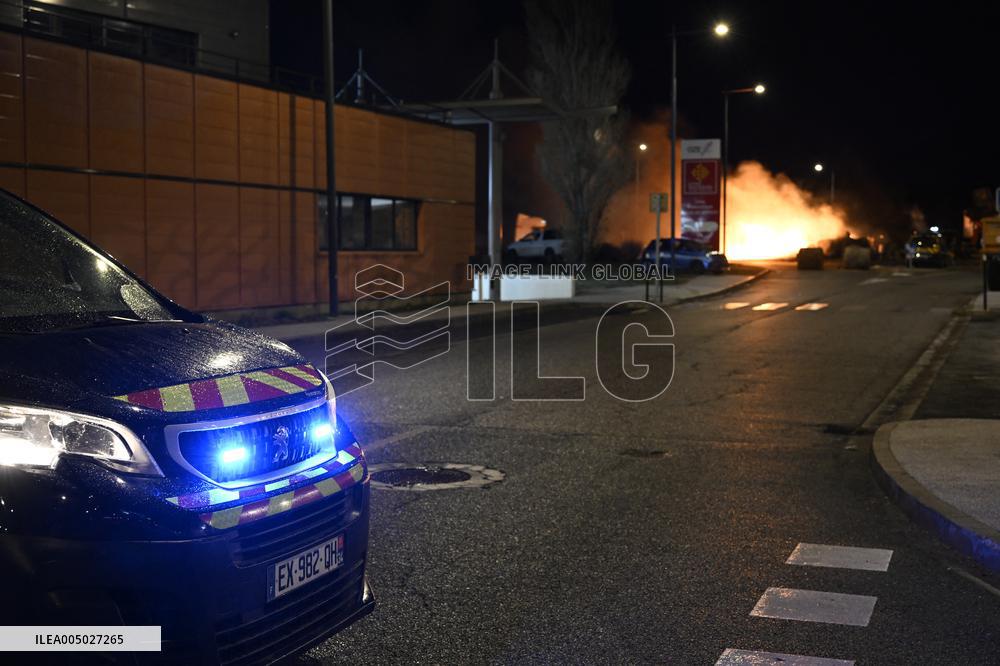 Farmers Block Roundabout Near A61 in Castelnaudary