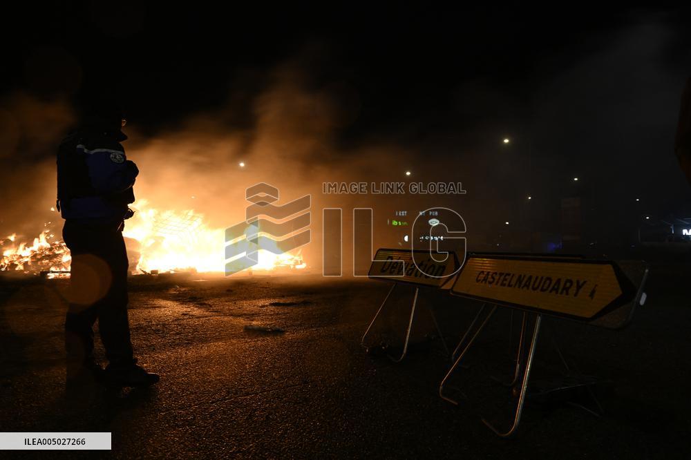 Farmers Block Roundabout Near A61 in Castelnaudary