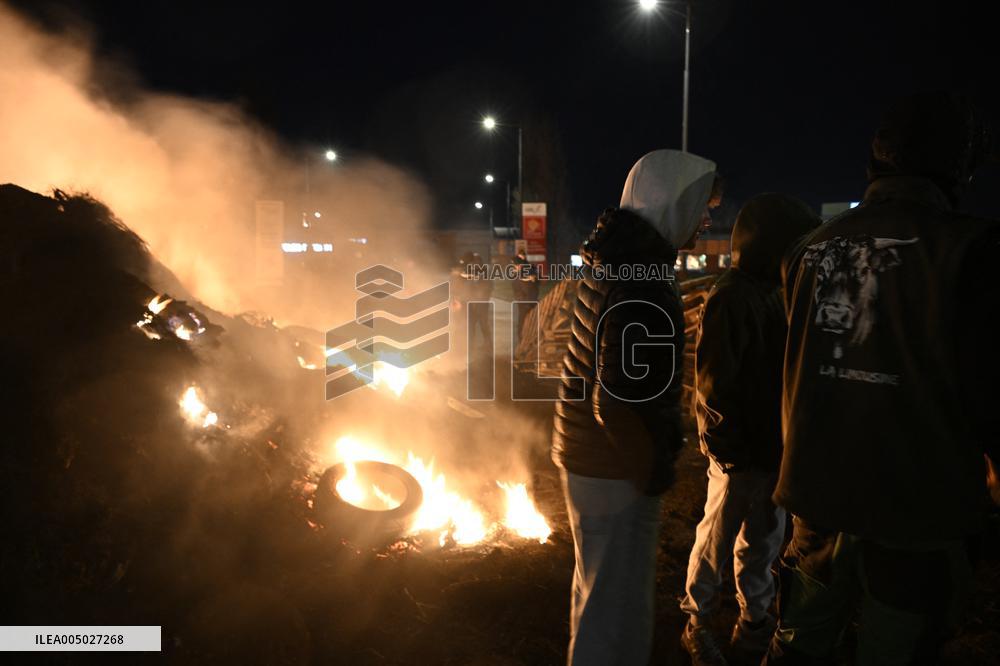 Farmers Block Roundabout Near A61 in Castelnaudary