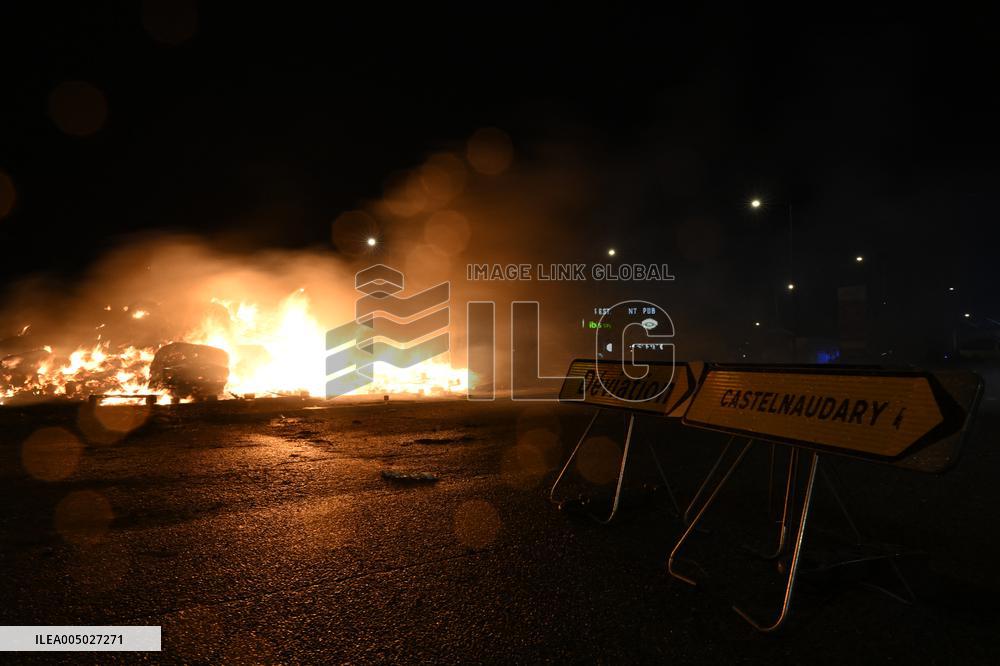 Farmers Block Roundabout Near A61 in Castelnaudary