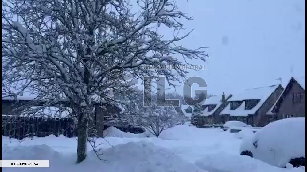 UK: Snow and Ice Warnings Blanket Country, Disrupt Travel and Schools 6