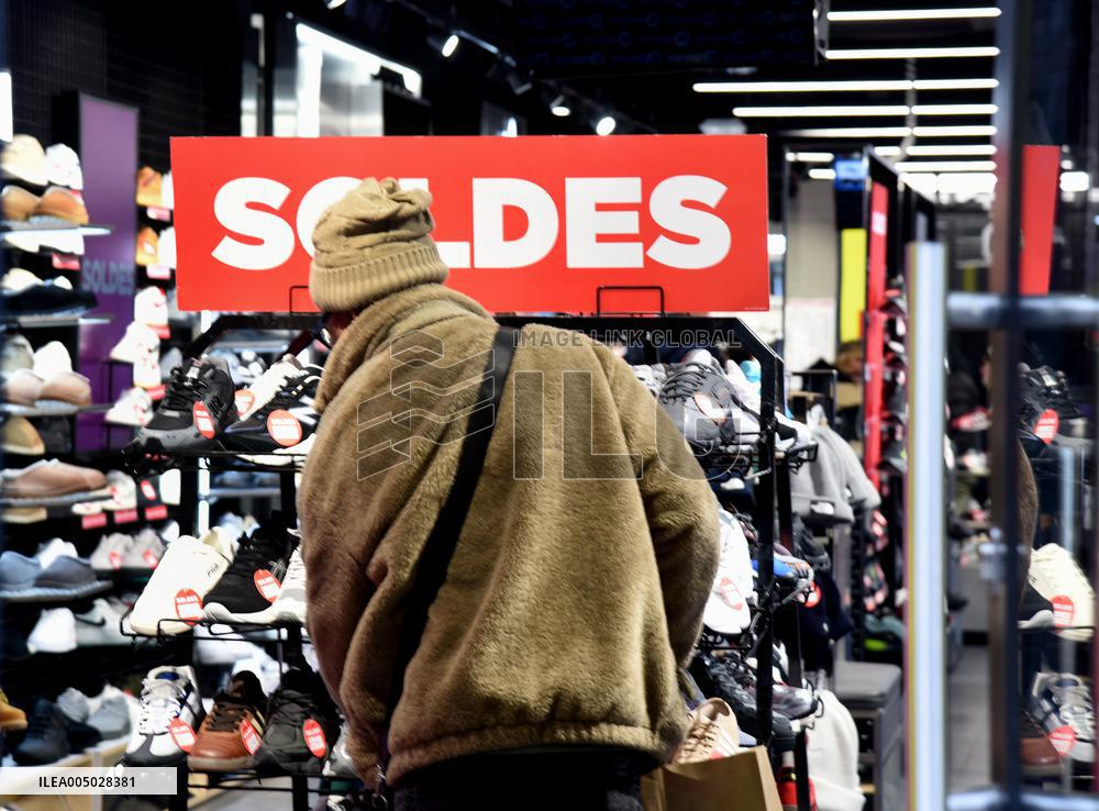 2026 Winter Sales Illustration - Paris