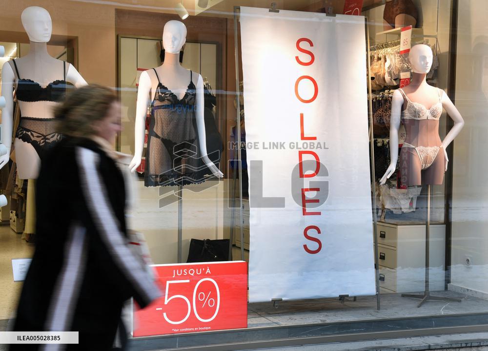 2026 Winter Sales Illustration - Paris