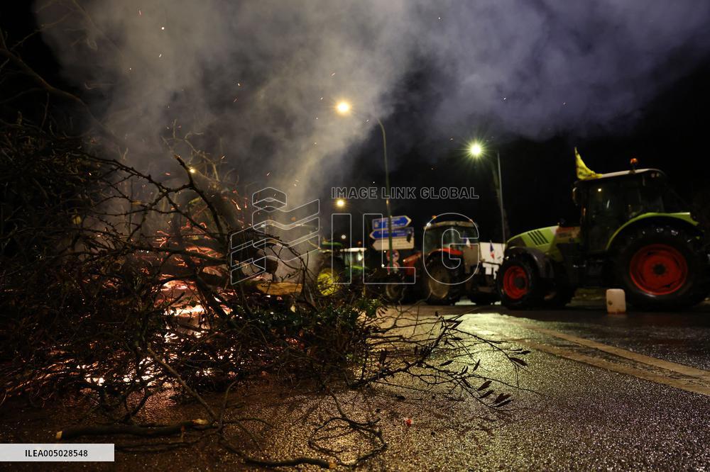 Several Dozen Farmers From The Coordination Rurale At Porte d Auteuil - Paris
