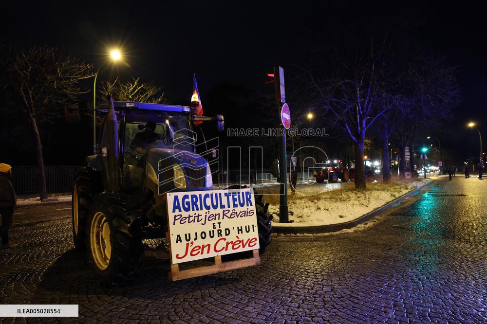 Several Dozen Farmers From The Coordination Rurale At Porte d Auteuil - Paris