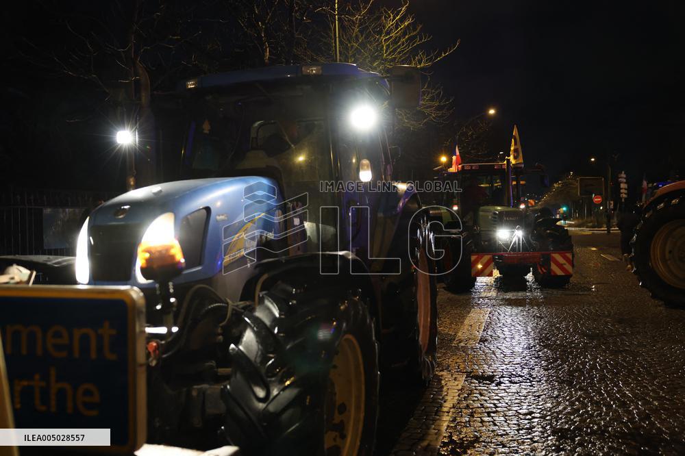 Several Dozen Farmers From The Coordination Rurale At Porte d Auteuil - Paris