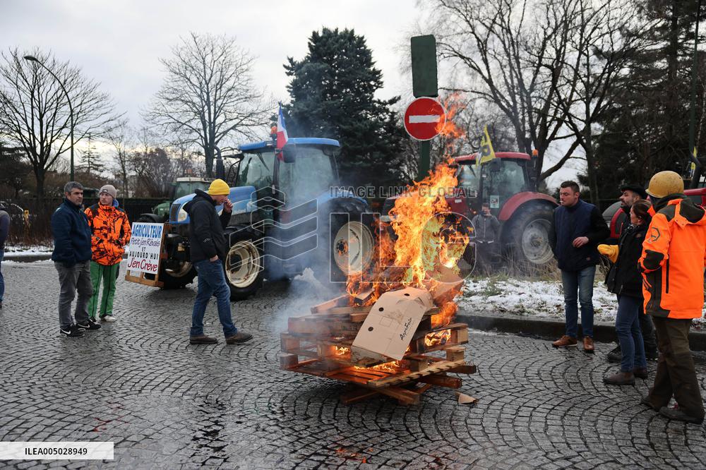 Several Dozen Farmers From The Coordination Rurale At Porte d Auteuil - Paris