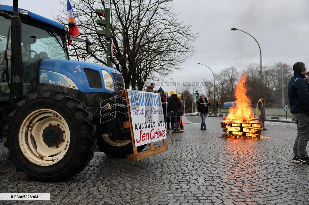 Several Dozen Farmers From The Coordination Rurale At Porte d Auteuil - Paris