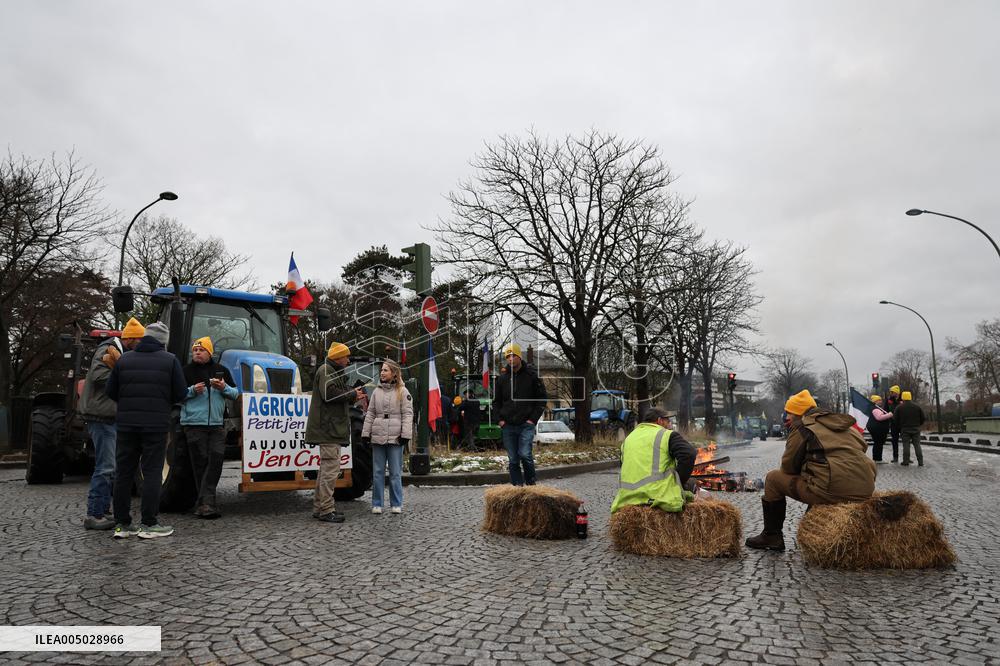 Several Dozen Farmers From The Coordination Rurale At Porte d Auteuil - Paris