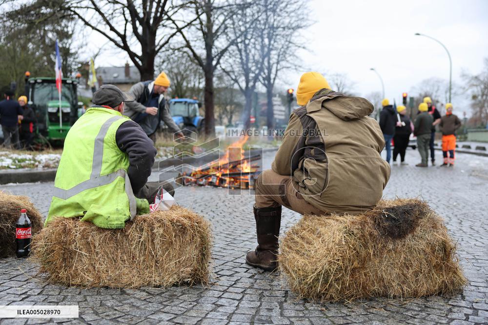Several Dozen Farmers From The Coordination Rurale At Porte d Auteuil - Paris
