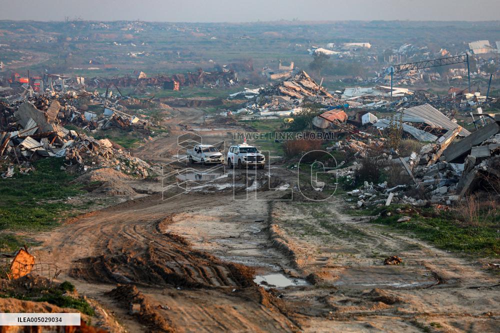 Hamas Members Search for The Remains of The Last Israeli Hostage - Gaza