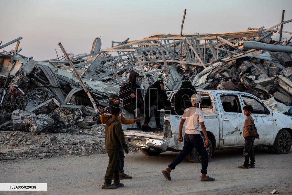 Hamas Members Search for The Remains of The Last Israeli Hostage - Gaza