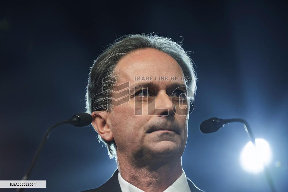 Outgoing Mayor Sylvain Robert - Lens