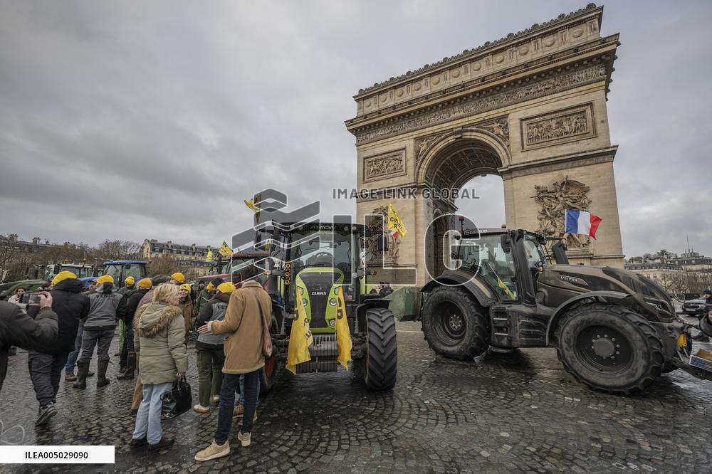 Several Dozen Farmers From The Coordination Rurale Arriving In Paris