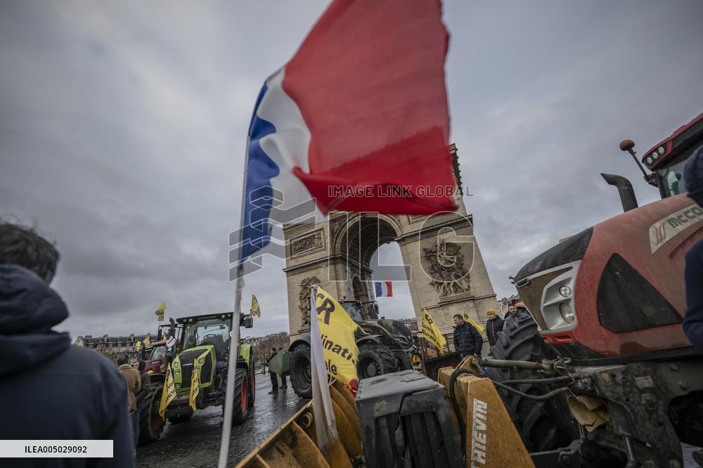 Several Dozen Farmers From The Coordination Rurale Arriving In Paris