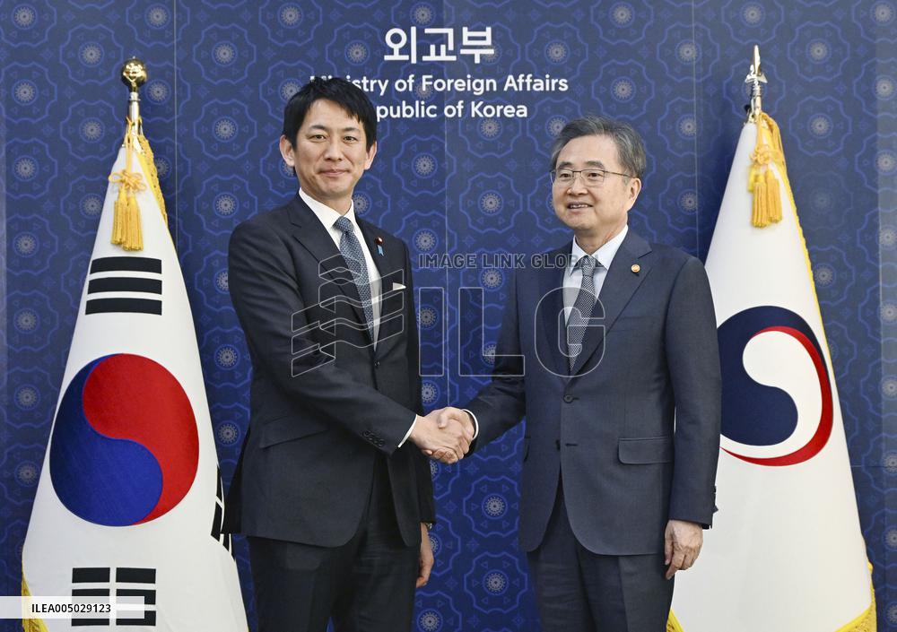 Japan LDP policy chief in S. Korea