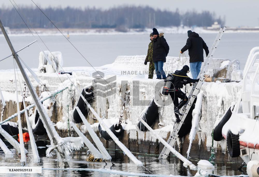 Preparing a vessel to be raised from underwater