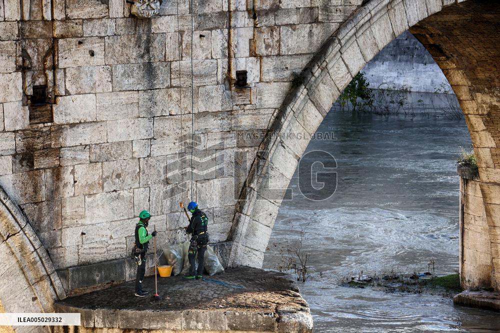 High Water Continues on Tiber River - Rome