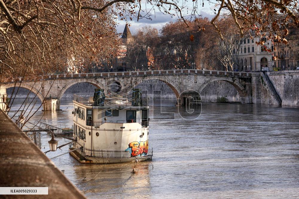 High Water Continues on Tiber River - Rome