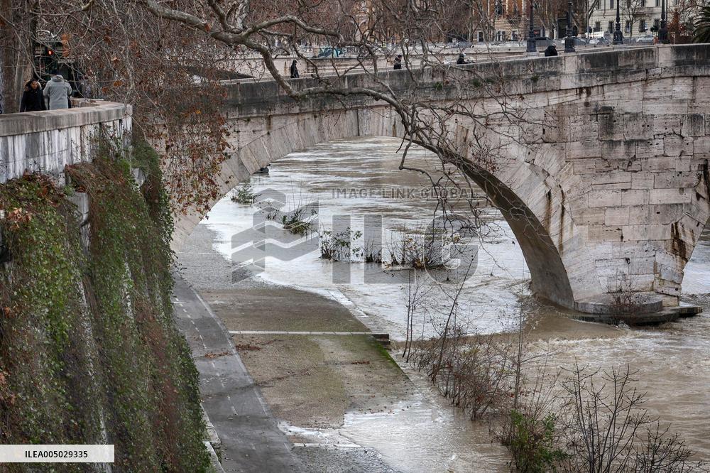 High Water Continues on Tiber River - Rome