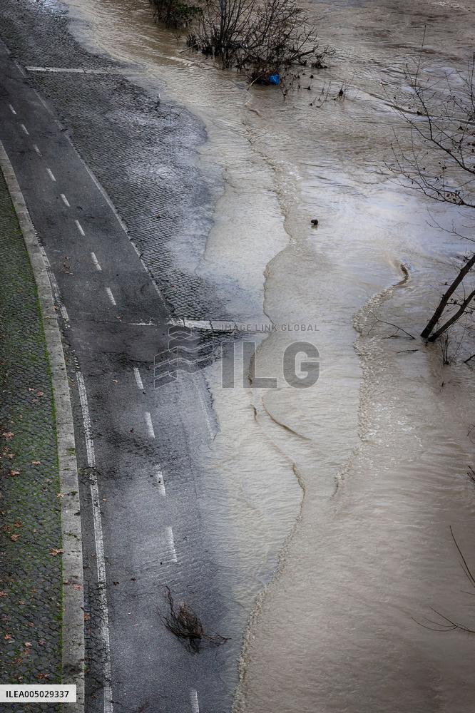 High Water Continues on Tiber River - Rome