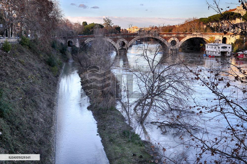 High Water Continues on Tiber River - Rome