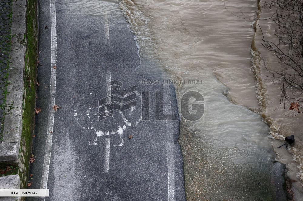 High Water Continues on Tiber River - Rome