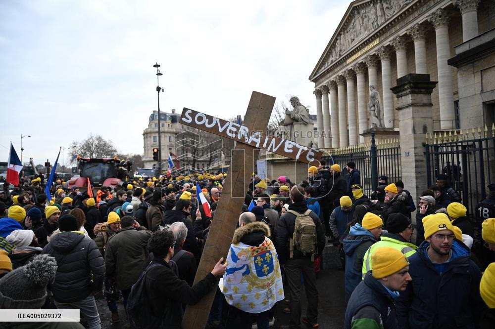 Yael Braun-Pivet Heckled Outside French National Assembly - Paris