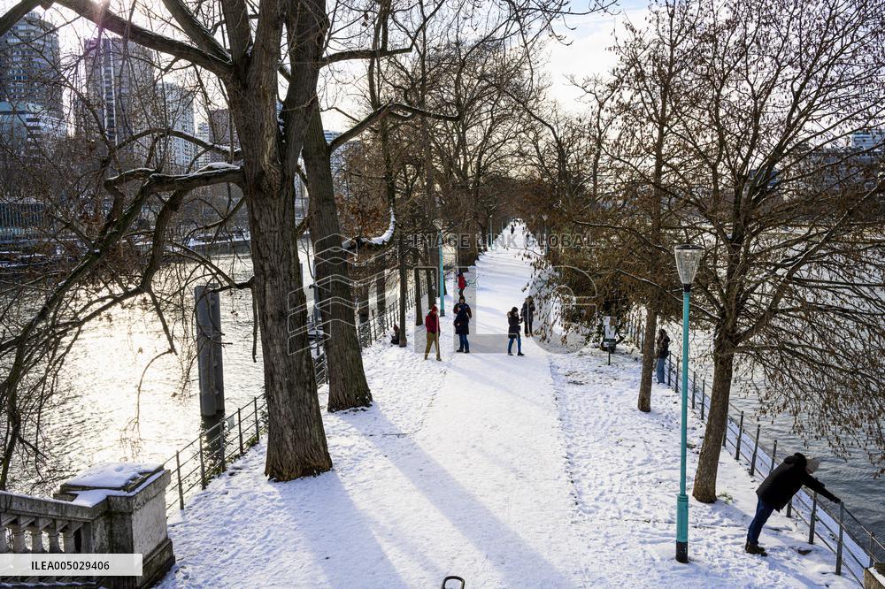 Illustration - Paris Under the Snow - Paris