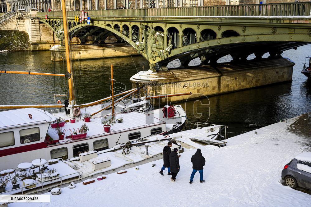 Illustration - Paris Under the Snow - Paris