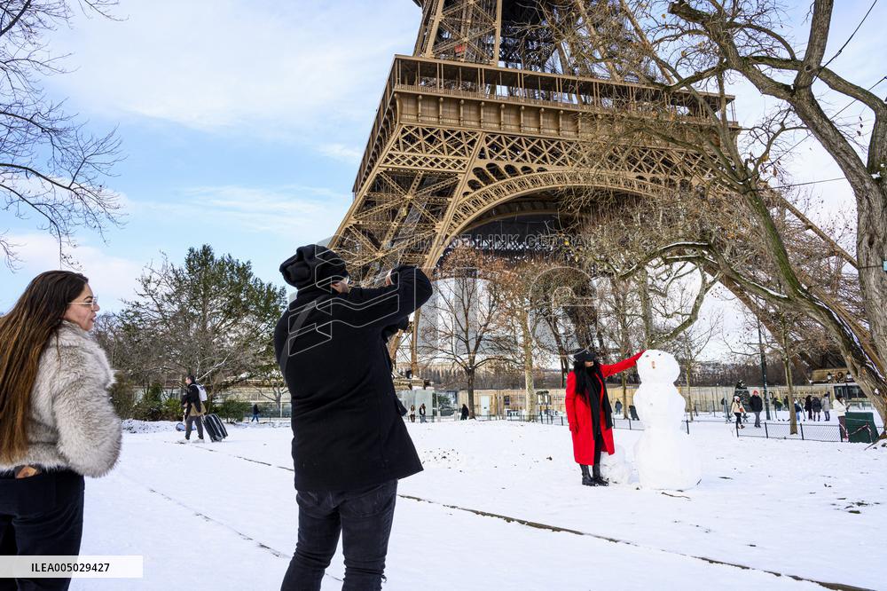 Illustration - Paris Under the Snow - Paris