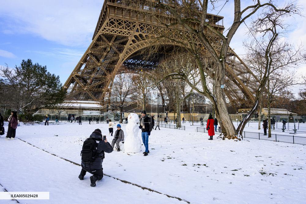 Illustration - Paris Under the Snow - Paris