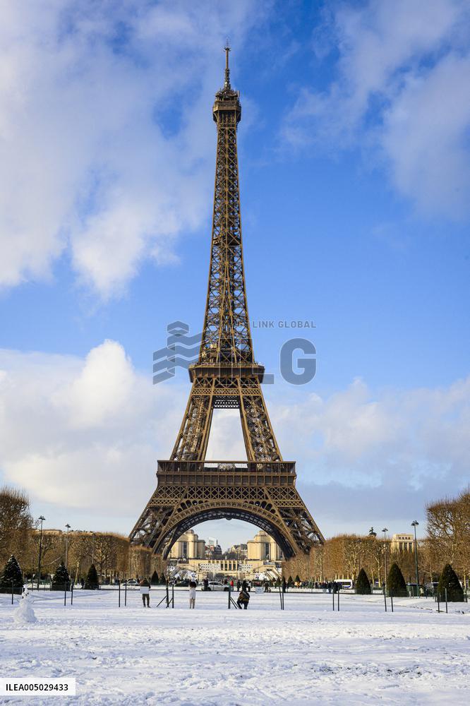Illustration - Paris Under the Snow - Paris