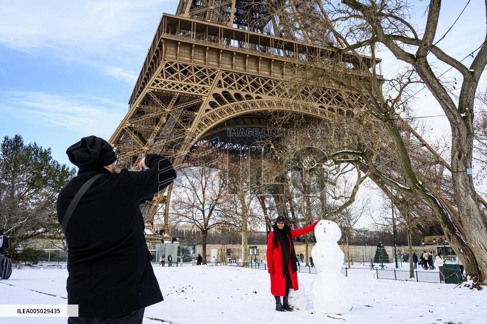 Illustration - Paris Under the Snow - Paris