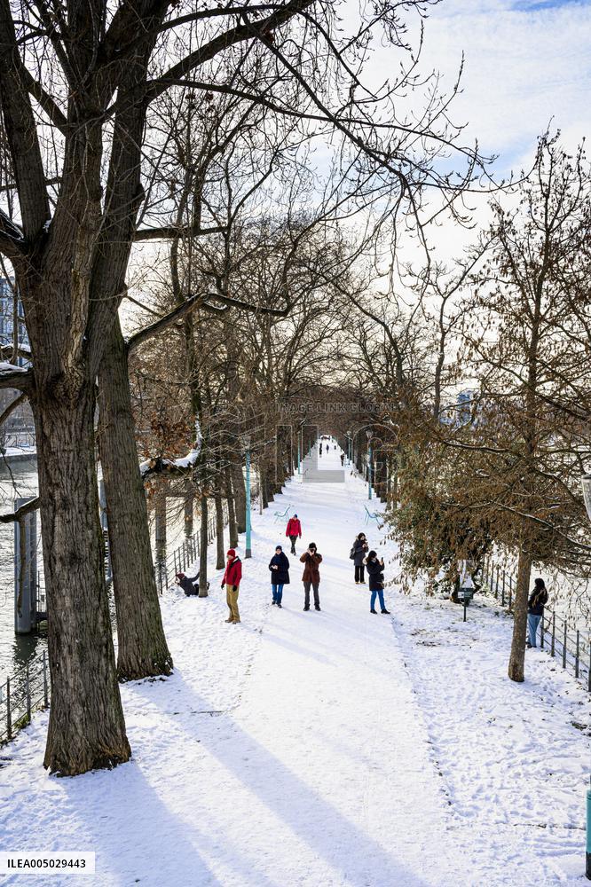 Illustration - Paris Under the Snow - Paris