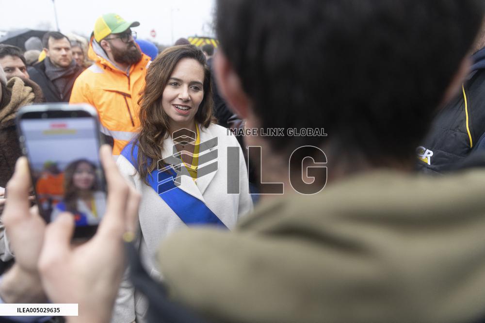 Sarah Knafo At Farmers Protest - Paris